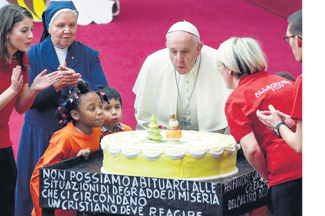 El papa Francisco cumplió el domingo 82 años y sopló las velitas junto a niños del dispensario Santa Marta.