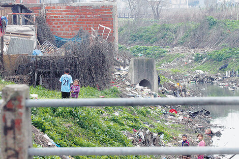 Casi la mitad de niñes y adolescentes son pobres