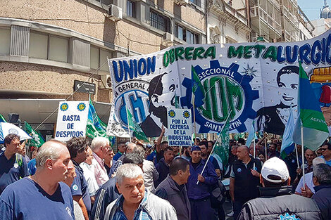 La UOM marchó hacia el Congreso luego de que se frenó la negociación paritaria.