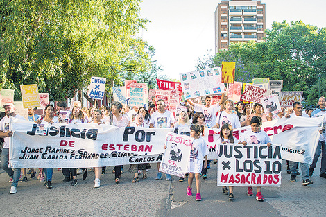 Justicia por la Masacre de Esteban Echeverría se lee en la bandera.