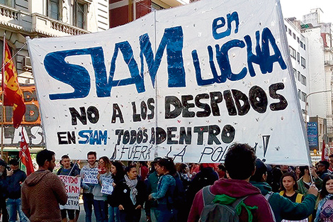 Los trabajadores de Siam marcharon y le exigieron a la gobernadora Vidal que intervenga para frenar los despidos.