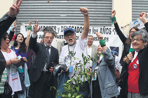 Las víctimas y sus familiares llevaban pañuelos con la leyenda “Juicio y castigo. Ford Nunca Más”.