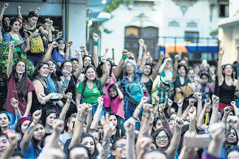 Más de un millar de mujeres, lesbianas y travestis se reunieron en asamblea en la Ctep para votar el paro.