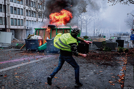 La Francia que Macron sedujo lo cuestiona hoy al rojo vivo