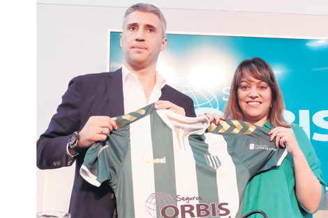 Crespo con la camiseta de Banfield.