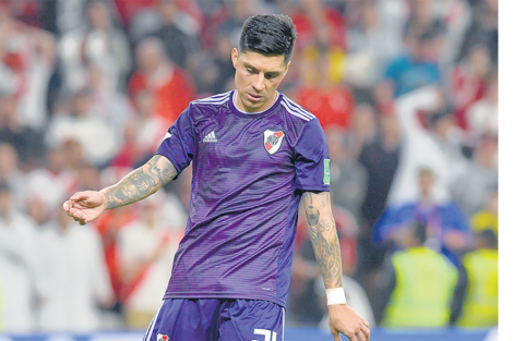 Enzo Pérez se va molesto por el penal errado en la definición.