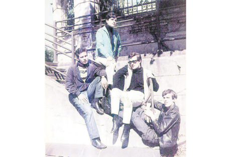 Un adolescente Spinetta fotografiado con el grupo Los Mods, en 1965. El primero desde la izquierda es Rodolfo García, luego baterista de Almendra. A la derecha, colgando del pasamanos, Luis Alberto.