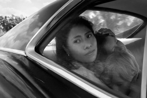 Yalitza Aparicio, en la piel de Cleo, es omnipresente en su aporte a la vida familiar.