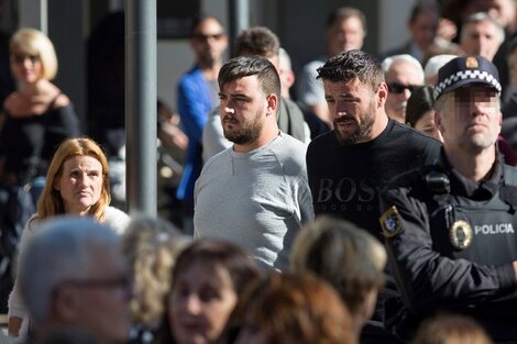 El padre de Julen, de remera gris, en el velatorio de su hijo.