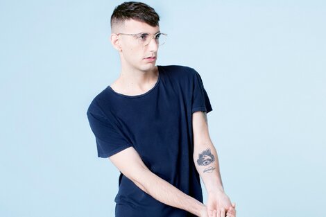 El magistral indiepopero chileno Alex Anwandter meterá performance en Studio Theater de Córdoba, el 30 de marzo.