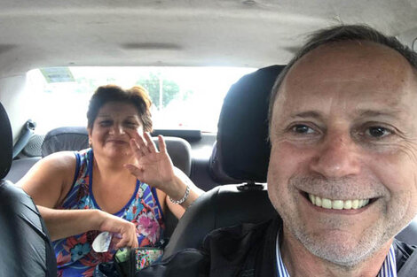 Es candidato y maneja un taxi para estar cerca de la gente