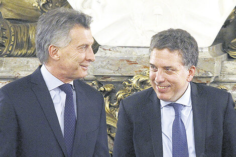 Mauricio Macri y Nicolás Dujovne con objetivos muy claros, la estabilidad fiscal y cambiaria, pero a costa de una recesión creciente.