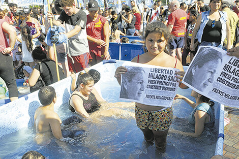 Los manifestantes llenaron las piletas de lona con agua que llevaron en botellas.
