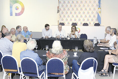 Verano con mesa de diálogo