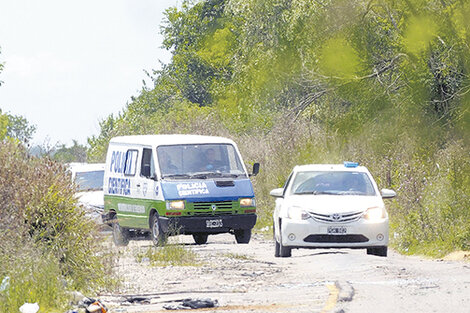 La van de la Policía Científica en el momento del traslado del cuerpo.