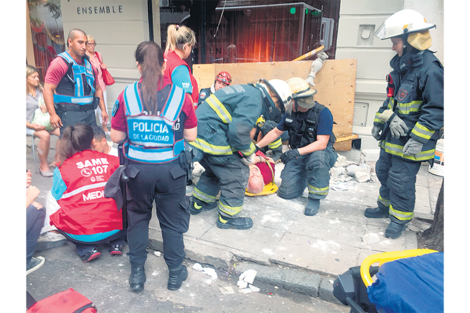 Los bomberos trabajando en el área alrededor del edificio de Guido al 1700.