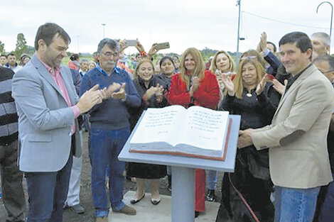 La inauguración del monumento a la Biblia, en el partido de Magdalena. El intendente Peluso (izq.) aplaude.