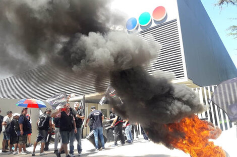 Los trabajadores se expresaron en la puerta del canal para repudiar los despidos.