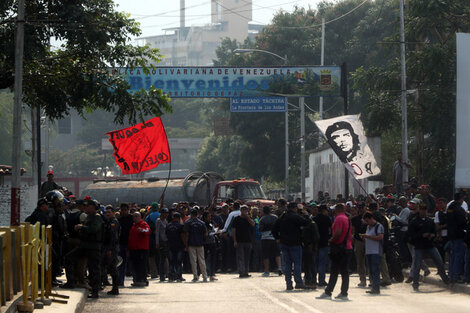 Manifestantes venezolanos en el Puente Simón Bolívar.