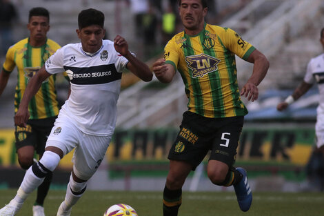 Comba pelea la pelota con Miloc. Aldosivi y Gimnasia empataron 0-0.