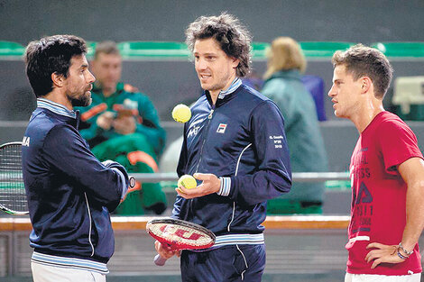 Gustavo Marcaccio junto con el capitán Gastón Gaudio y Diego Schwartzman.