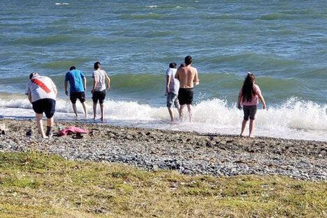 Los fueguinos aprovecharon el día para bañarse en el Canal de Beagle.