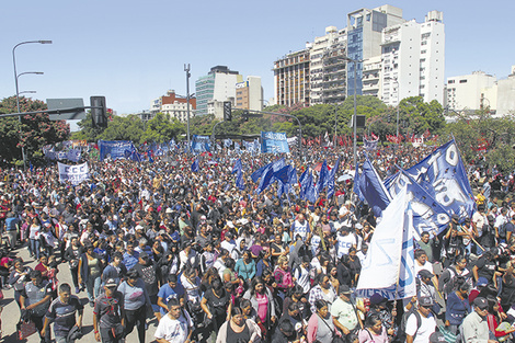 La marcha salió de tres puntos de la Ciudad de Buenos Aires y concluyó frente al ministerio.