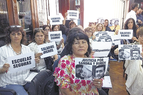 Los docentes recordaron a los maestros fallecidos el año pasado a raíz de un escape de gas en una escuela.