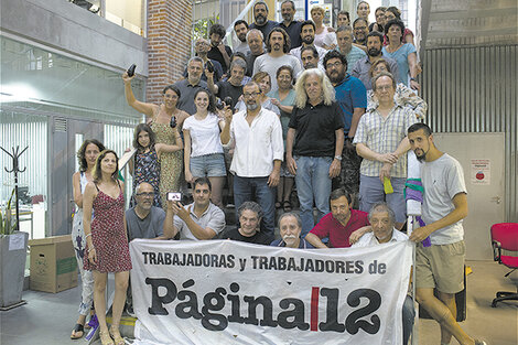Bernardino Avila fue recibido con aplausos en la redacción de PáginaI12. (Fuente: Adrián Pérez)