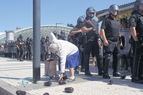 La señora juntando verduras quedó como símbolo de la protesta.