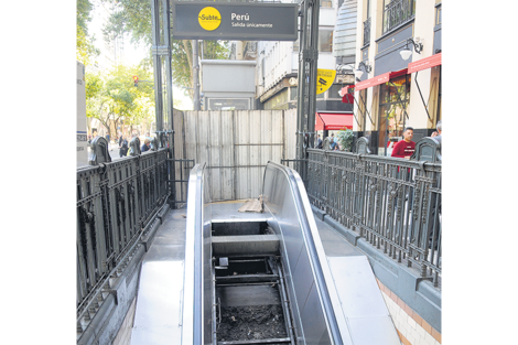 Metrovías no hace un buen mantenimiento de los accesos.