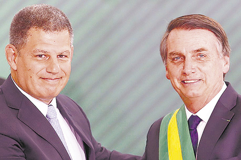 Gustavo Bebbiano, junto al presidente Bolsonaro, al asumir como secretario general de la Presidencia de Brasil.