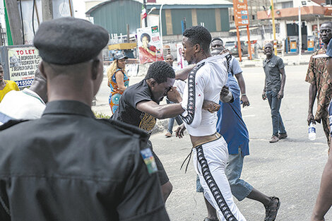 Peleas por supuestas compras de votos en un centro electoral en Lagos.