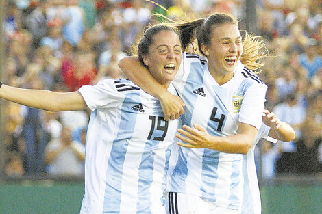 Festejo de las argentinas frente a Panamá en el repechaje clasificatorio al Mundial.