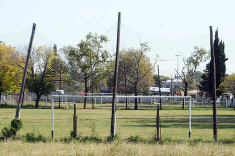 La crisis económica pone en jaque la estructura social y deportiva de los clubes de la ciudad.