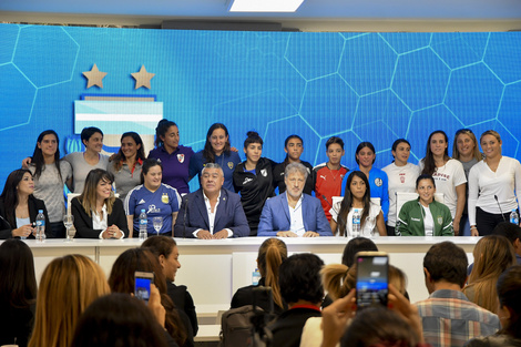 Lucía Barbuto (presidenta de Banfield), Chiqui Tapia (AFA) y Sergio Marchi (FAA), al frente del histórico anuncio.