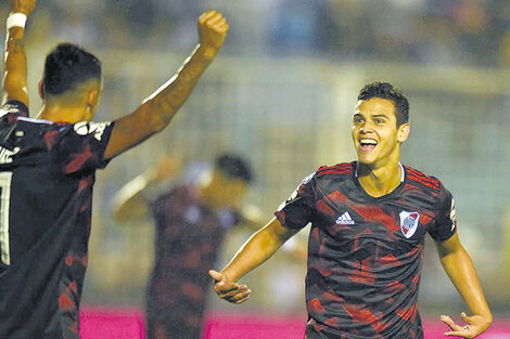 El chico Cristian Ferreira festeja el gol que convirtió anoche en el estadio de Atlético Tucumán.