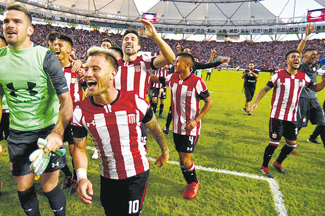 Gastón Fernández, la figura del clásico platense, encabeza el festejo de los jugadores de Estudiantes luego del triunfo. (Fuente: Fotobaires)