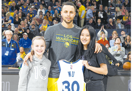 Stephen Curry y la pequeña californiana Riley, que lo conmovió con una carta de puño y letra. (Fuente: AFP)