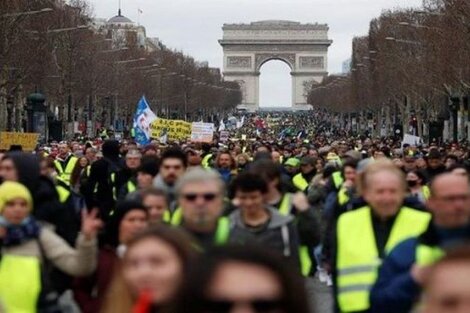 Una panorámica de la marcha con el Arco de Triunfo de fondo.