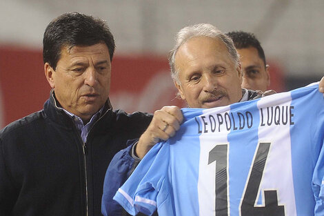 Luque junto a Passarella, el capitán del campeón de 1978. (Fuente: Télam)