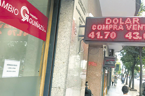 La cotización del dólar en casas de cambio estuvo cerca de los 44 pesos.