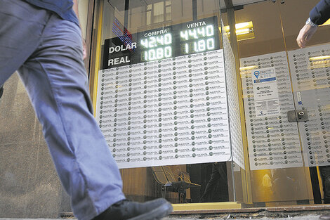 La cotización del dólar en casas de cambio bajó unos pocos centavos, para cerrar a 44,70 pesos. (Fuente: Guadalupe Lombardo)