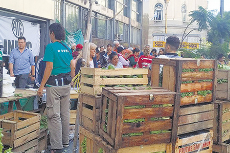 Se realizó un verdurazo y una radio abierta frente al Indec.