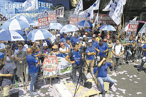 Con dos protestas más allá de las vallas