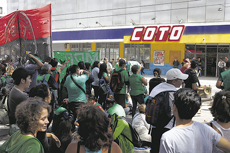 Hubo cinco acampes frente a grandes supermercados de la Ciudad de Buenos Aires.