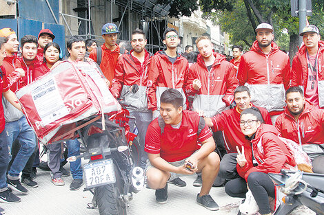 Los trabajadores marcharon al Ministerio de la Producción y el Trabajo.