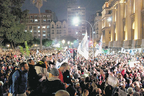 La movilización de respaldo a Ramos Padilla se hizo frente al Palacio de Tribunales.