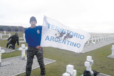 “Nos trataron como si fuéramos delincuentes y lo único que hicimos fue honrar a los nuestros”, dijo.