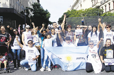 Familiares y sobrevivientes de la tragedia de Cromañón se manifestaron frente a la Legislatura porteña.